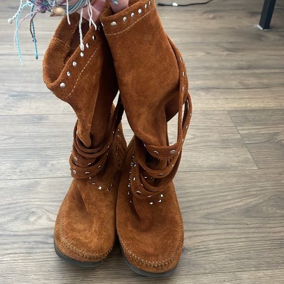 Minnetonka moccasin flat boots. Size 8. Worn maybe once. Great condition - Picture 4 of 6
